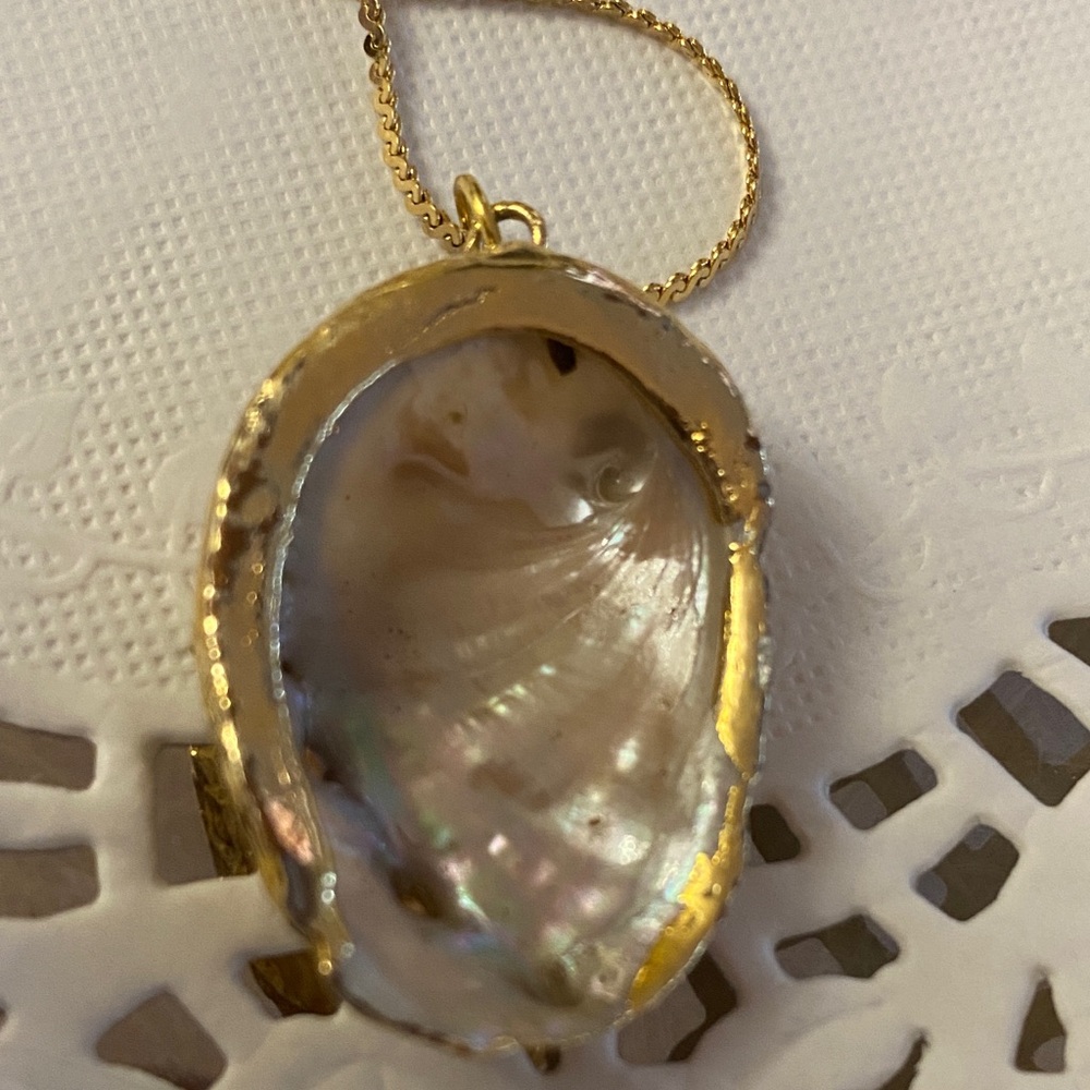 Elegant Gold-Dipped Real Shell Pendant Necklace - image 7